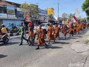 58 Biksu dari 5 Negara Jalan Kaki ke Borobudur Melintas di Sidoarjo