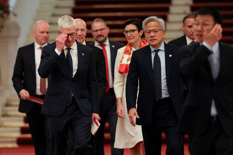 CEO Nvidia Jensen Huang, CEO Apple Tim Cook, dan CEO Citi Jane Fraser tiba untuk pertemuan antara Perdana Menteri China Li Qiang dan perwakilan bisnis AS, di Balai Besar Rakyat di Beijing, China, 14 Mei 2026. (REUTERS/Go Nakamura/Pool)