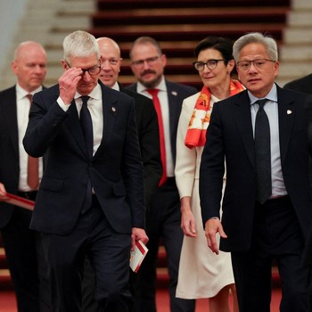 CEO Nvidia Jensen Huang, CEO Apple Tim Cook, dan CEO Citi Jane Fraser tiba untuk pertemuan antara Perdana Menteri China Li Qiang dan perwakilan bisnis AS, di Balai Besar Rakyat di Beijing, China, 14 Mei 2026. (REUTERS/Go Nakamura/Pool)
