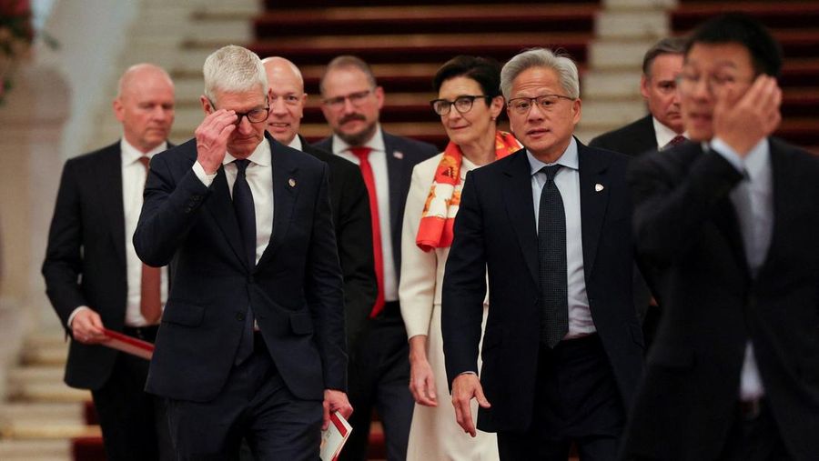 CEO Nvidia Jensen Huang, CEO Apple Tim Cook, dan CEO Citi Jane Fraser tiba untuk pertemuan antara Perdana Menteri China Li Qiang dan perwakilan bisnis AS, di Balai Besar Rakyat di Beijing, China, 14 Mei 2026. (REUTERS/Go Nakamura/Pool)