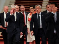 CEO Nvidia Jensen Huang, CEO Apple Tim Cook, dan CEO Citi Jane Fraser tiba untuk pertemuan antara Perdana Menteri China Li Qiang dan perwakilan bisnis AS, di Balai Besar Rakyat di Beijing, China, 14 Mei 2026. (REUTERS/Go Nakamura/Pool)