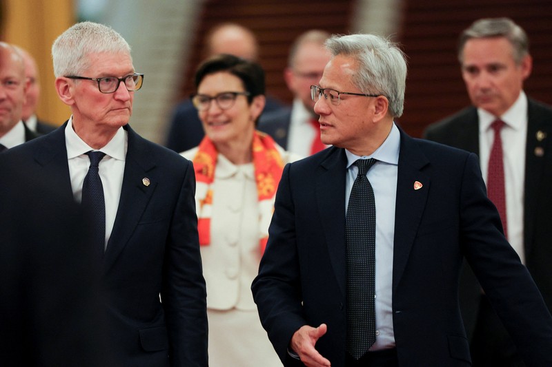 CEO Nvidia Jensen Huang, CEO Apple Tim Cook, dan CEO Citi Jane Fraser tiba untuk pertemuan antara Perdana Menteri China Li Qiang dan perwakilan bisnis AS, di Balai Besar Rakyat di Beijing, China, 14 Mei 2026. (REUTERS/Go Nakamura/Pool)