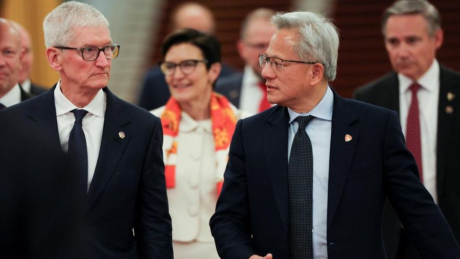 CEO Nvidia Jensen Huang dan CEO Apple Tim Cook tiba untuk pertemuan antara Perdana Menteri Tiongkok Li Qiang dan perwakilan bisnis AS, di Balai Besar Rakyat di Beijing, Tiongkok, 14 Mei 2026.