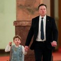CEO Tesla Elon Musk dan putranya X Æ A-12 berjalan pada hari Perdana Menteri China Li Qiang bertemu dengan para CEO Amerika, di Beijing, China, 14 Mei 2026. (REUTERS/Go Nakamura/Pool)