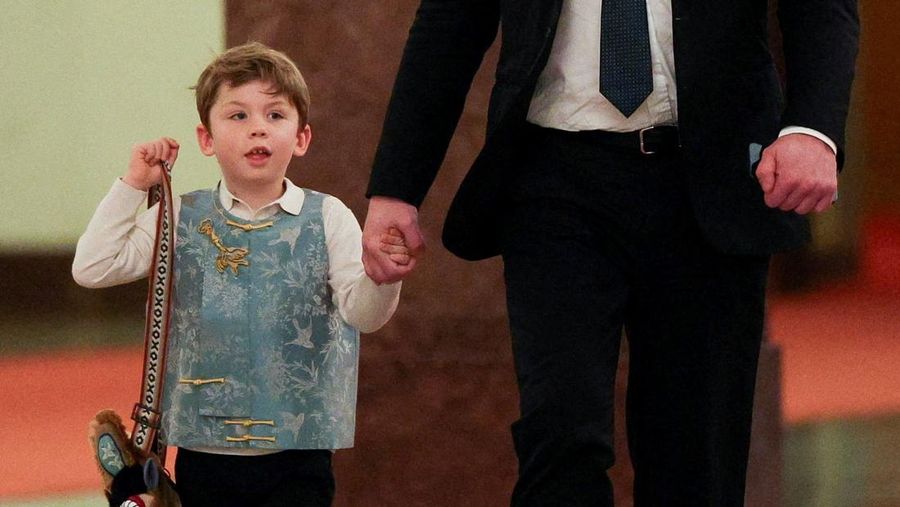 CEO Tesla Elon Musk dan putranya X Æ A-12 berjalan pada hari Perdana Menteri China Li Qiang bertemu dengan para CEO Amerika, di Beijing, China, 14 Mei 2026.