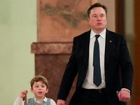 CEO Tesla Elon Musk dan putranya X Æ A-12 berjalan pada hari Perdana Menteri China Li Qiang bertemu dengan para CEO Amerika, di Beijing, China, 14 Mei 2026. (REUTERS/Go Nakamura/Pool)