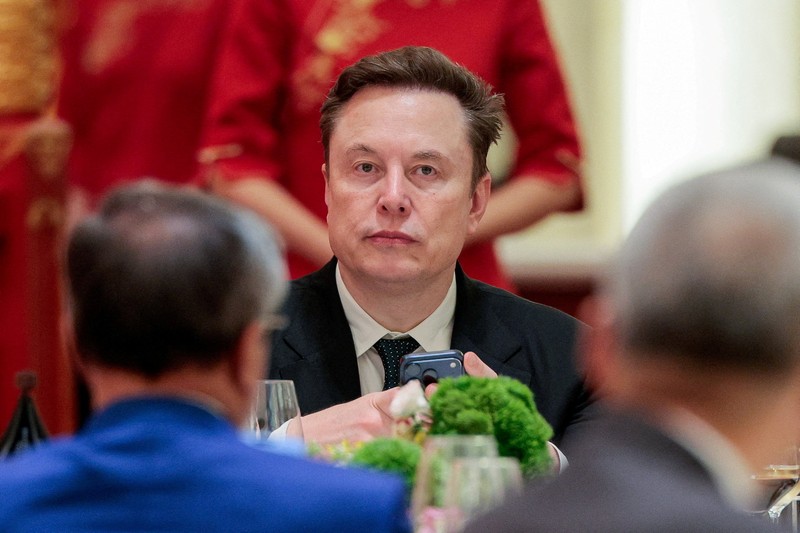 Presiden AS Donald Trump mengangkat gelas berisi minuman saat berbicara di jamuan makan malam kenegaraan bersama Presiden China Xi Jinping di Balai Besar Rakyat di Beijing, China, 14 Mei 2026. (REUTERS/Evan Vucci)