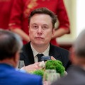 CEO Tesla Elon Musk memegang telepon seluler saat tiba untuk menghadiri jamuan makan malam kenegaraan bersama Presiden AS Donald Trump dan Presiden China Xi Jinping di Balai Besar Rakyat di Beijing, China, 14 Mei 2026. (REUTERS/Evan Vucci)