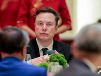CEO Tesla Elon Musk memegang telepon seluler saat tiba untuk menghadiri jamuan makan malam kenegaraan bersama Presiden AS Donald Trump dan Presiden China Xi Jinping di Balai Besar Rakyat di Beijing, China, 14 Mei 2026. (REUTERS/Evan Vucci)