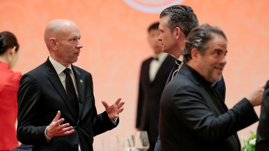 Menteri Pertahanan AS Pete Hegseth tiba untuk menghadiri jamuan makan malam kenegaraan bersama Presiden AS Donald Trump dan Presiden China Xi Jinping di Balai Besar Rakyat di Beijing, China, 14 Mei 2026.