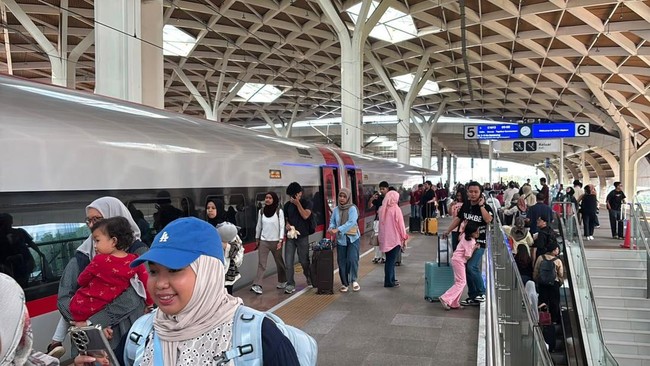 Warga Jakarta Ramai-Ramai ke Bandung, Stasiun Whoosh Penuh Bak Lebaran