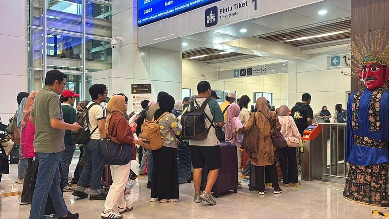 Penumpang Kereta Cepat Whoosh mulai padati Stasiun Halim, Jakarta, Kamis (14/5/2026).