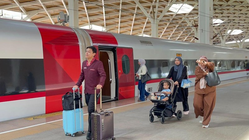 Penumpang Kereta Cepat Whoosh mulai padati Stasiun Halim, Jakarta, Kamis (14/5/2026).