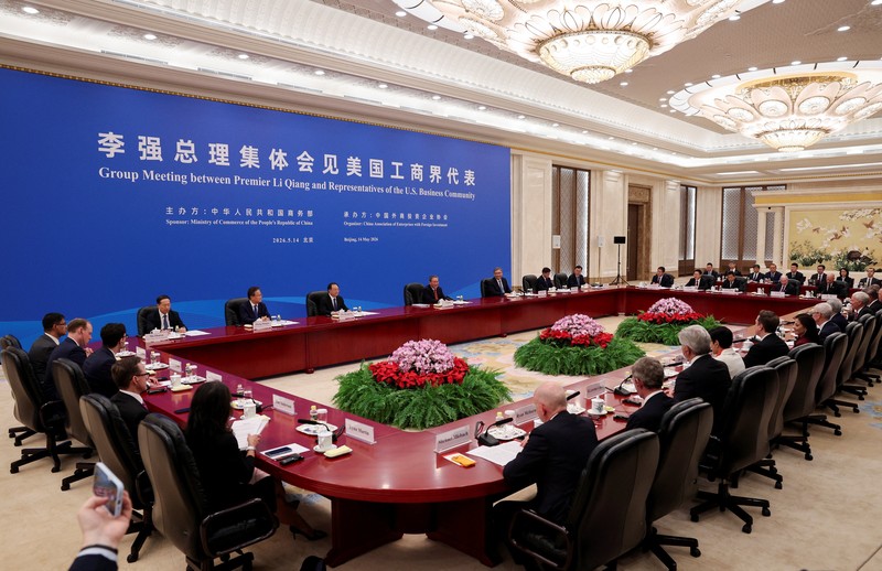 CEO Nvidia Jensen Huang, CEO Apple Tim Cook, dan CEO Citi Jane Fraser tiba untuk pertemuan antara Perdana Menteri China Li Qiang dan perwakilan bisnis AS, di Balai Besar Rakyat di Beijing, China, 14 Mei 2026. (REUTERS/Go Nakamura/Pool)