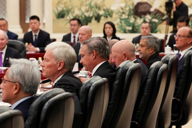 CEO Nvidia Jensen Huang, CEO Apple Tim Cook, dan CEO Citi Jane Fraser tiba untuk pertemuan antara Perdana Menteri China Li Qiang dan perwakilan bisnis AS, di Balai Besar Rakyat di Beijing, China, 14 Mei 2026. (REUTERS/Go Nakamura/Pool)
