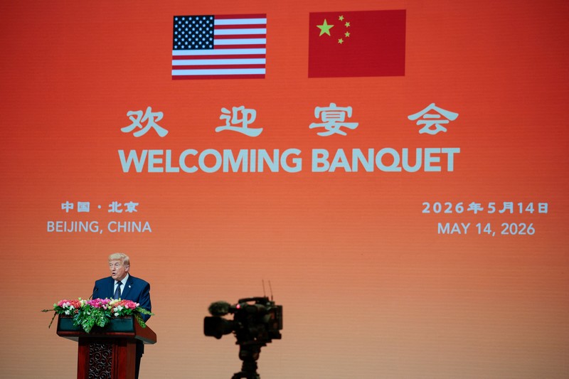 Presiden AS Donald Trump mengangkat gelas berisi minuman saat berbicara di jamuan makan malam kenegaraan bersama Presiden China Xi Jinping di Balai Besar Rakyat di Beijing, China, 14 Mei 2026. (REUTERS/Evan Vucci)