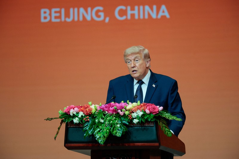 Presiden AS Donald Trump mengangkat gelas berisi minuman saat berbicara di jamuan makan malam kenegaraan bersama Presiden China Xi Jinping di Balai Besar Rakyat di Beijing, China, 14 Mei 2026. (REUTERS/Evan Vucci)