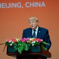 Presiden AS Donald Trump berbicara pada jamuan makan malam kenegaraan bersama Presiden China Xi Jinping di Balai Besar Rakyat di Beijing, China, 14 Mei 2026. (REUTERS/Evan Vucci)