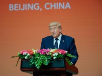 Presiden AS Donald Trump berbicara pada jamuan makan malam kenegaraan bersama Presiden China Xi Jinping di Balai Besar Rakyat di Beijing, China, 14 Mei 2026. (REUTERS/Evan Vucci)
