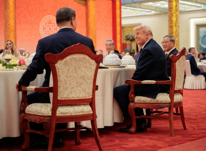 Presiden AS Donald Trump mengangkat gelas berisi minuman saat berbicara di jamuan makan malam kenegaraan bersama Presiden China Xi Jinping di Balai Besar Rakyat di Beijing, China, 14 Mei 2026. (REUTERS/Evan Vucci)