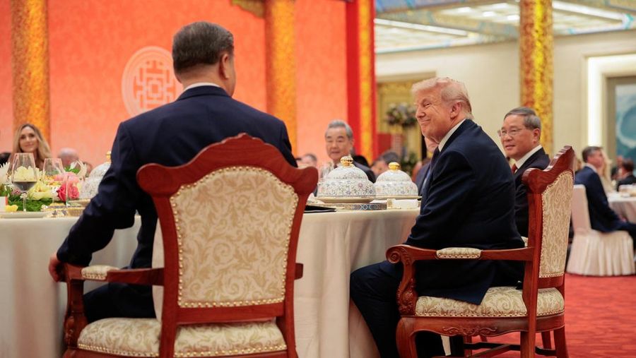 Presiden AS Donald Trump bereaksi di samping Presiden China Xi Jinping pada jamuan makan malam kenegaraan di Balai Besar Rakyat di Beijing, China, 14 Mei 2026.