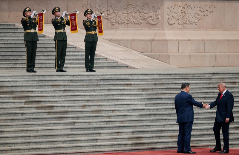 Presiden AS Donald Trump berjabat tangan dengan Presiden China Xi Jinping saat tiba di Balai Besar Rakyat di Beijing, China, 14 Mei 2026. (REUTERS/Evan Vucci)