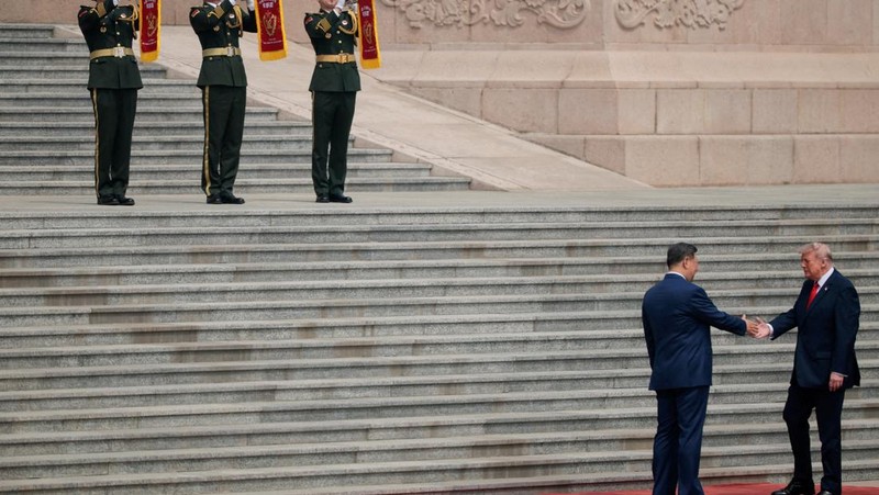 Presiden AS Donald Trump berjabat tangan dengan Presiden China Xi Jinping saat tiba di Balai Besar Rakyat di Beijing, China, 14 Mei 2026. (REUTERS/Evan Vucci)