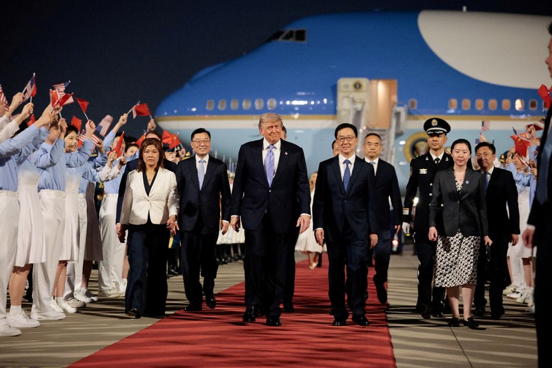Presiden AS Donald Trump tiba dengan pesawat Air Force One di Bandara Internasional Ibu Kota Beijing selama kunjungannya ke negara tersebut, di Beijing, China, 13 Mei 2026. (REUTERS/Evan Vucci)