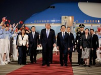Presiden AS Donald Trump berjalan bersama Wakil Presiden China Han Zheng saat upacara kedatangan di Bandara Internasional Ibu Kota Beijing, di Beijing, China, 13 Mei 2026. (REUTERS/Evan Vucci)