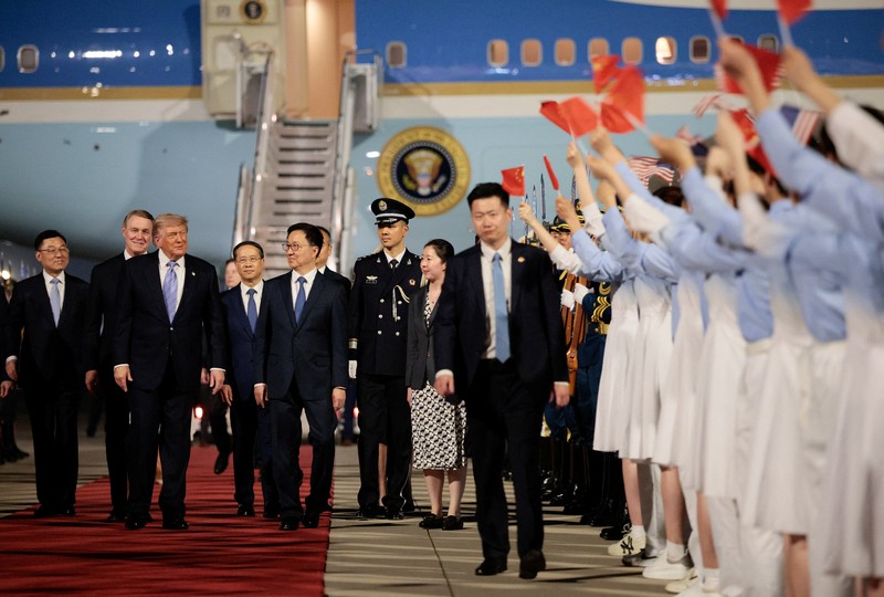 Presiden AS Donald Trump tiba dengan pesawat Air Force One di Bandara Internasional Ibu Kota Beijing selama kunjungannya ke negara tersebut, di Beijing, China, 13 Mei 2026. (REUTERS/Evan Vucci)
