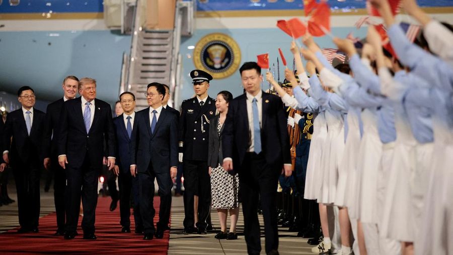 Presiden AS Donald Trump berjalan bersama Wakil Presiden China Han Zheng saat upacara kedatangan di Bandara Internasional Ibu Kota Beijing, di Beijing, China, 13 Mei 2026.