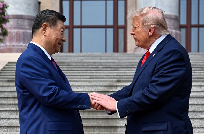Presiden AS Donald Trump berjabat tangan dengan Presiden China Xi Jinping saat tiba di Balai Besar Rakyat di Beijing, China, 14 Mei 2026. (REUTERS/Evan Vucci)
