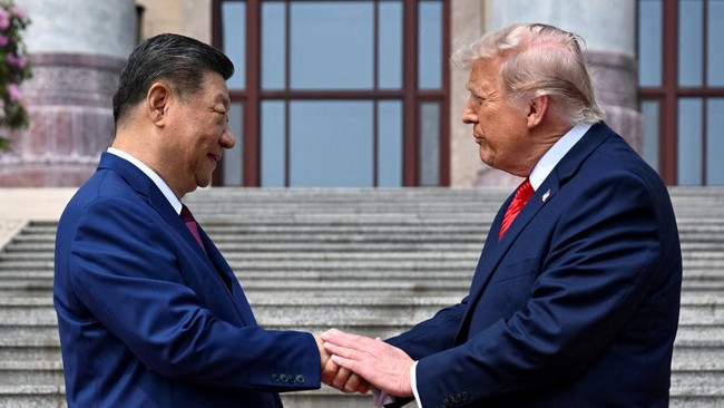 Potret Trump dan Xi Bersalaman di Tengah Panasnya Geopolitik Dunia