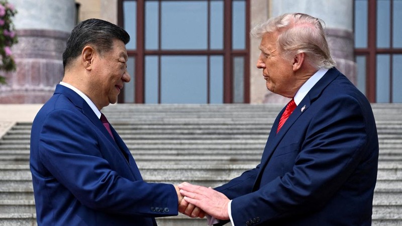 Presiden AS Donald Trump berpartisipasi dalam acara-acara di Balai Agung Rakyat dan melakukan salam dengan Presiden Republik Rakyat China Xi Jinping pada 14 Mei 2026, di Beijing, China, selama kunjungan yang berfokus pada perdagangan, keamanan regional, dan penguatan hubungan bilateral antara dua ekonomi terbesar di dunia.