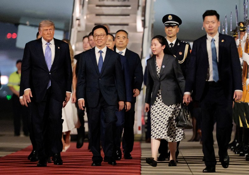 Presiden AS Donald Trump tiba dengan pesawat Air Force One di Bandara Internasional Ibu Kota Beijing selama kunjungannya ke negara tersebut, di Beijing, China, 13 Mei 2026. (REUTERS/Evan Vucci)