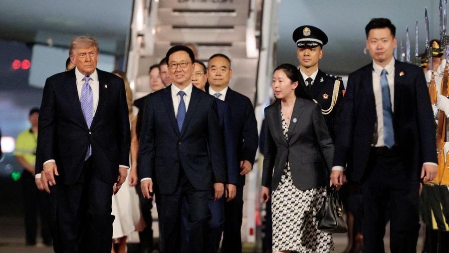 Presiden AS Donald Trump berpartisipasi dalam upacara kedatangan di Bandara Internasional Ibu Kota Beijing selama kunjungannya ke negara tersebut, di Beijing, China, 13 Mei 2026.