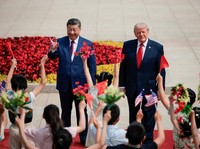 Presiden AS Donald Trump berpartisipasi dalam upacara penyambutan bersama Presiden China Xi Jinping di Balai Besar Rakyat di Beijing, China, 14 Mei 2026. (REUTERS/Evan Vucci)