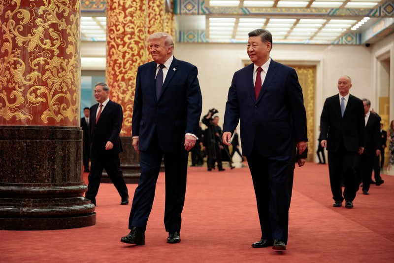 Presiden AS Donald Trump mengangkat gelas berisi minuman saat berbicara di jamuan makan malam kenegaraan bersama Presiden China Xi Jinping di Balai Besar Rakyat di Beijing, China, 14 Mei 2026. (REUTERS/Evan Vucci)