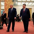Presiden AS Donald Trump dan Presiden China Xi Jinping tiba untuk menghadiri jamuan makan malam kenegaraan di Balai Besar Rakyat di Beijing, China, 14 Mei 2026. (REUTERS/Evan Vucci)