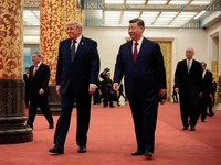 Presiden AS Donald Trump dan Presiden China Xi Jinping tiba untuk menghadiri jamuan makan malam kenegaraan di Balai Besar Rakyat di Beijing, China, 14 Mei 2026. (REUTERS/Evan Vucci)