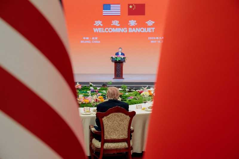 Presiden AS Donald Trump mengangkat gelas berisi minuman saat berbicara di jamuan makan malam kenegaraan bersama Presiden China Xi Jinping di Balai Besar Rakyat di Beijing, China, 14 Mei 2026. (REUTERS/Evan Vucci)