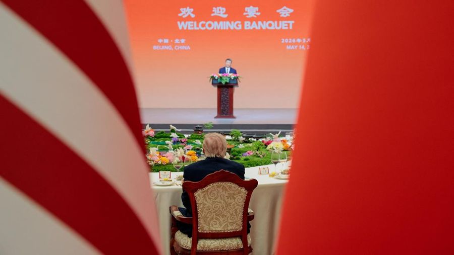 Presiden AS Donald Trump duduk saat Presiden China Xi Jinping berbicara pada jamuan makan malam kenegaraan di Balai Besar Rakyat di Beijing, China, 14 Mei 2026.