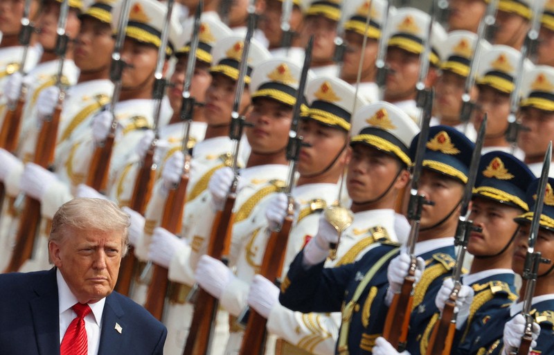 Presiden AS Donald Trump berjabat tangan dengan Presiden China Xi Jinping saat tiba di Balai Besar Rakyat di Beijing, China, 14 Mei 2026. (REUTERS/Evan Vucci)