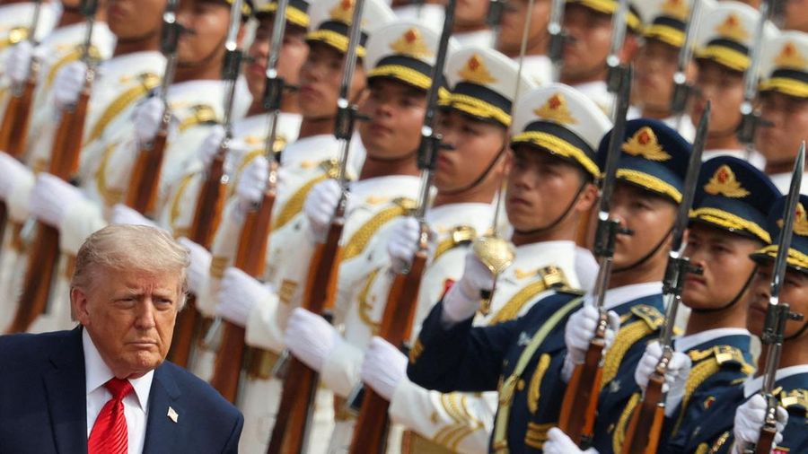 Presiden AS Donald Trump memeriksa barisan kehormatan selama upacara penyambutan di Balai Besar Rakyat, di Beijing, China, 14 Mei 2026.