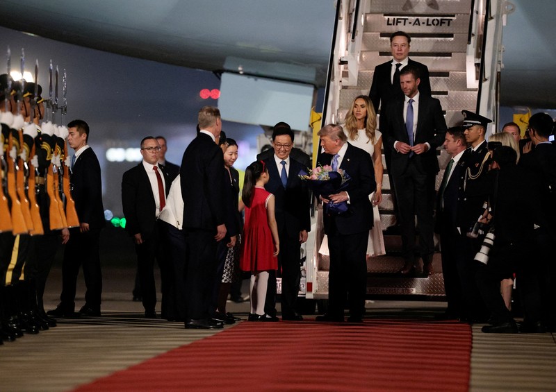 Presiden AS Donald Trump tiba dengan pesawat Air Force One di Bandara Internasional Ibu Kota Beijing selama kunjungannya ke negara tersebut, di Beijing, China, 13 Mei 2026. (REUTERS/Evan Vucci)