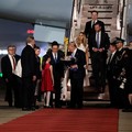 Presiden AS Donald Trump menerima karangan bunga, di samping Elon Musk, Eric Trump dan istrinya Lara, selama upacara kedatangan di Bandara Internasional Ibu Kota Beijing, di Beijing, China, 13 Mei 2026. REUTERS/Evan Vucci