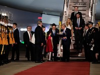 Presiden AS Donald Trump menerima karangan bunga, di samping Elon Musk, Eric Trump dan istrinya Lara, selama upacara kedatangan di Bandara Internasional Ibu Kota Beijing, di Beijing, China, 13 Mei 2026. REUTERS/Evan Vucci