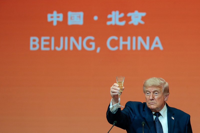 Presiden AS Donald Trump mengangkat gelas berisi minuman saat berbicara di jamuan makan malam kenegaraan bersama Presiden China Xi Jinping di Balai Besar Rakyat di Beijing, China, 14 Mei 2026. (REUTERS/Evan Vucci)