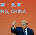 Presiden AS Donald Trump mengangkat gelas berisi minuman saat berbicara di jamuan makan malam kenegaraan bersama Presiden China Xi Jinping di Balai Besar Rakyat di Beijing, China, 14 Mei 2026. (REUTERS/Evan Vucci)