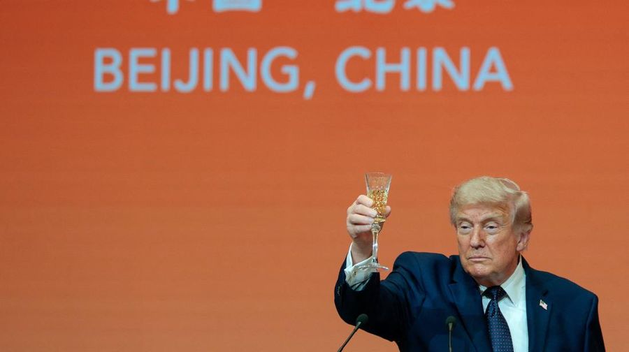 Presiden AS Donald Trump mengangkat gelas berisi minuman saat berbicara di jamuan makan malam kenegaraan bersama Presiden China Xi Jinping di Balai Besar Rakyat di Beijing, China, 14 Mei 2026. (REUTERS/Evan Vucci)